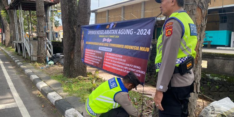 Satgas Preventif Pasang Spanduk Himbauan Ops Keselamatan Agung 2024