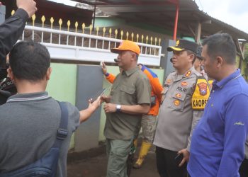Gotong Royong, Forkopimda Probolinggo Bersihkan Material Pasca Banjir di Dringu