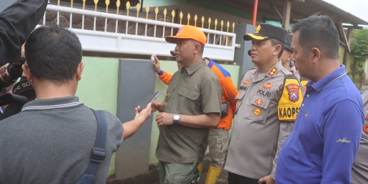 Gotong Royong, Forkopimda Probolinggo Bersihkan Material Pasca Banjir di Dringu