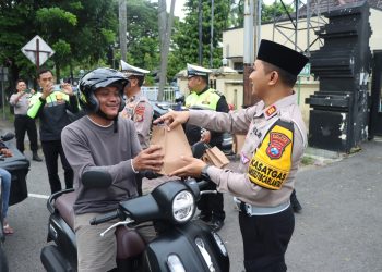 Hari Pertama Puasa, Polres Nganjuk Bagikan Bingkisan Takjil kepada Pengguna Jalan