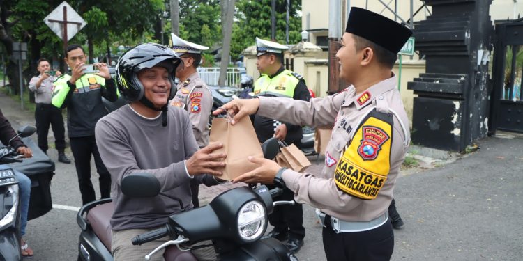 Hari Pertama Puasa, Polres Nganjuk Bagikan Bingkisan Takjil kepada Pengguna Jalan
