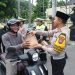 Hari Pertama Puasa, Polres Nganjuk Bagikan Bingkisan Takjil kepada Pengguna Jalan