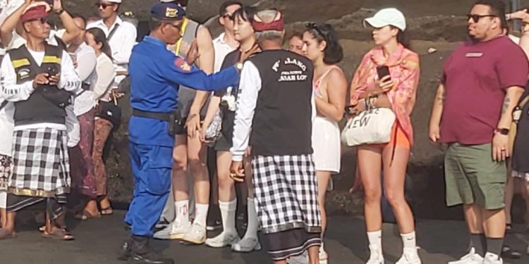 Himbauan Kamtibmas Wisman & Domestic Polairud Polres Tabanan Sambangi DTW Tanah Lot Tabanan