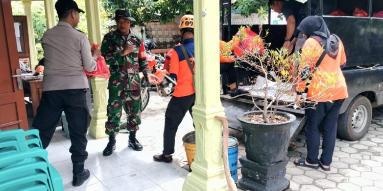 Polres Magetan bersama TNI Salurkan Bantuan dan Dirikan Dapur Umum di Dua Desa Rawan Banjir