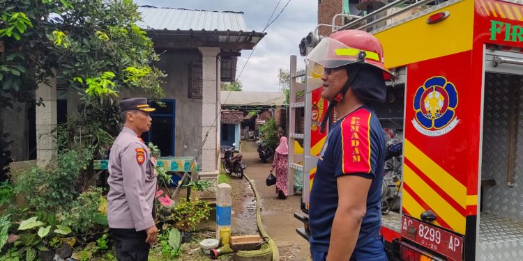 Polsek Mojoroto Bersama Petugas PMK Padamkan Kebakaran Kandang Sapi