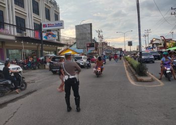 Satlantas Polres Melawi Melaksanakan Pengamanan Arus Lalu Lintas Di Sejumlah Lokasi Pasar Juadah Dan Kantin Ramadhan Di Nanga Pinoh