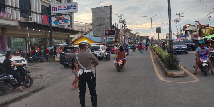 Satlantas Polres Melawi Melaksanakan Pengamanan Arus Lalu Lintas Di Sejumlah Lokasi Pasar Juadah Dan Kantin Ramadhan Di Nanga Pinoh