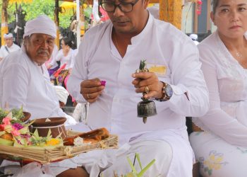 Upacara Pujawali Berlangsung Trepti Di Pura Luhur Tanah Lot