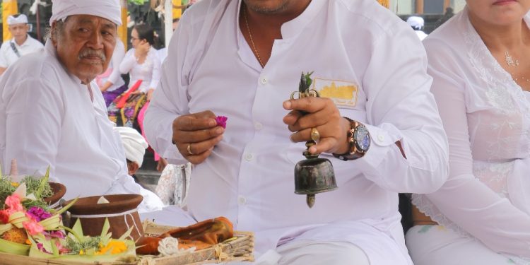 Upacara Pujawali Berlangsung Trepti Di Pura Luhur Tanah Lot