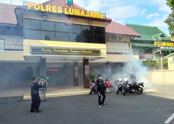 Sidokkes Polres Lumajang Lakukan Fooging Cegah DBD