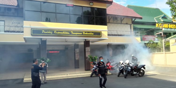 Sidokkes Polres Lumajang Lakukan Fooging Cegah DBD
