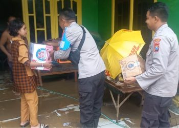 Polres Sampang Berbagi Sembako untuk Warga Terdampak Banjir