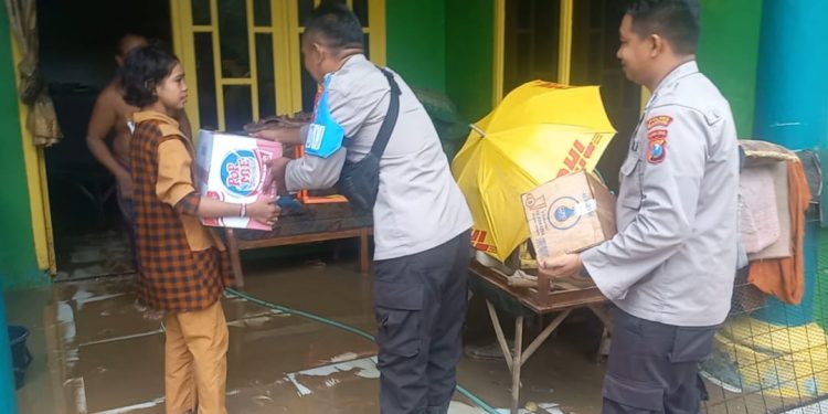 Polres Sampang Berbagi Sembako untuk Warga Terdampak Banjir