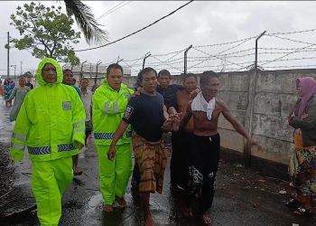 Satpolairud Berhasil Selamatkan Nelayan Korban Kapal Karam di Perairan Situbondo