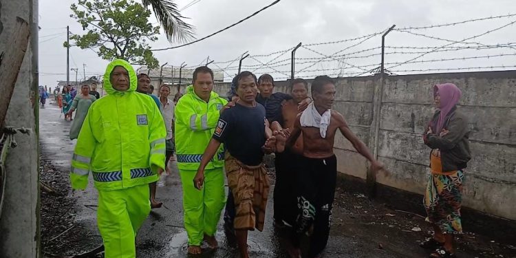 Satpolairud Berhasil Selamatkan Nelayan Korban Kapal Karam di Perairan Situbondo