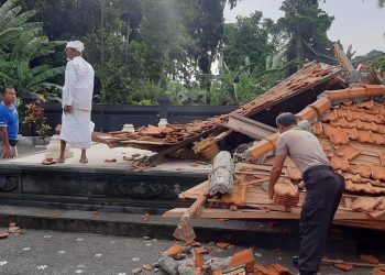 Personil Polsek Tabanan Bantu Bersihkan Reruntuhan Bangunan Di Dampak Angin Kencang