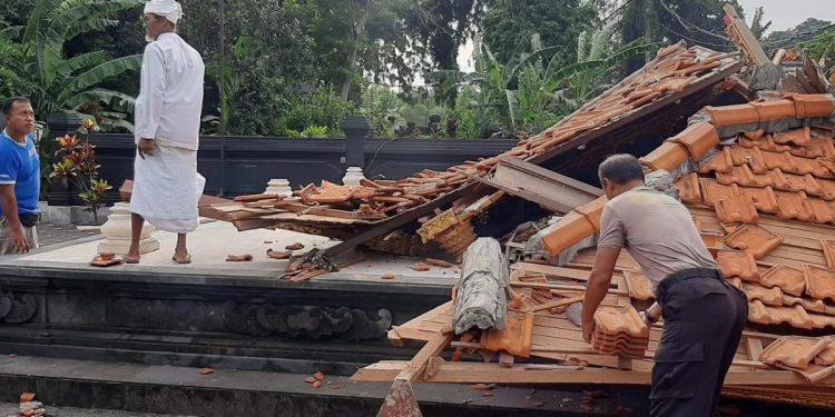 Personil Polsek Tabanan Bantu Bersihkan Reruntuhan Bangunan Di Dampak Angin Kencang
