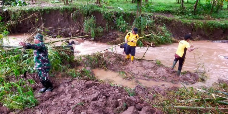 Sinergitas Tiga Pilar Bersihkan Material Longsor di Jombang, Sungai Kali Maling Kembali Mengalir