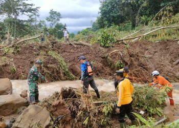 Petugas Gabungan Polres Jombang, Kodim 0814 dan Pemkab Jombang Bersihkan Material Longsor yang Menutupi Sungai Kali Maling di Jombang