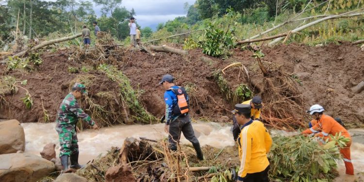 Petugas Gabungan Polres Jombang, Kodim 0814 dan Pemkab Jombang Bersihkan Material Longsor yang Menutupi Sungai Kali Maling di Jombang