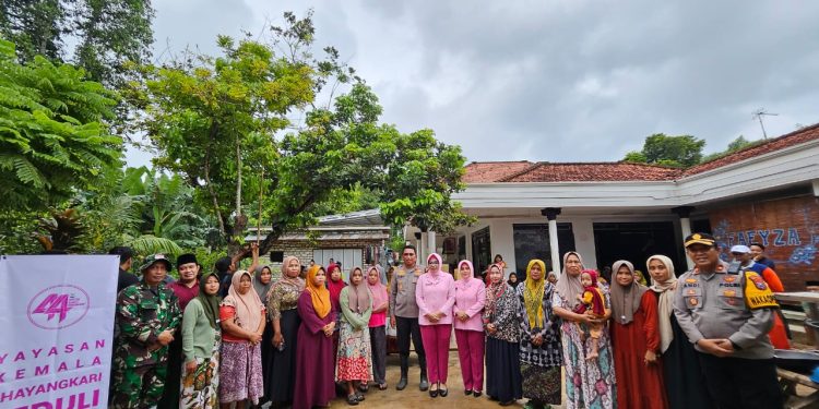 Polres Bangkalan dan Bhayangkari Salurkan Bansos untuk Warga Terdampak Banjir di Arosbaya