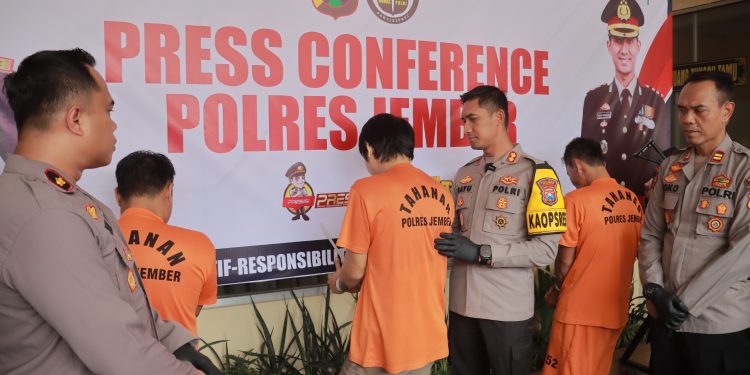 Polisi Berhasil Amankan 3 Orang Tersangka Kasus Perampasan Motor dan Kalung di Jember