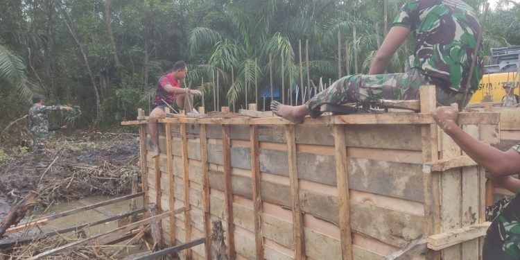 TMMD Kodim 0426 Tulang Bawang Terus Lanjutkan Pembangunan Jembatan