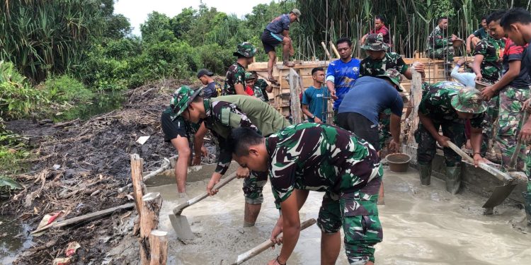 Pembangunan Jembatan Desa Sungai Badak Terus Berlanjut Satgas TMMD Kodim 0426 Tulang Bawang Terus Lakukan Pengecoran