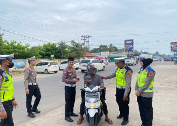 Satlantas Polres Tulang Bawang Barat Gelar Bagi Takjil Bagi Pengguna Jalan.