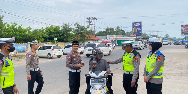 Satlantas Polres Tulang Bawang Barat Gelar Bagi Takjil Bagi Pengguna Jalan.