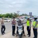 Satlantas Polres Tulang Bawang Barat Gelar Bagi Takjil Bagi Pengguna Jalan.