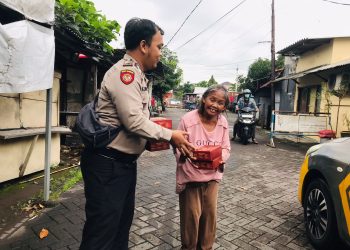 Semarakkan Bulan Ramadhan Polisi di Sidoarjo Berbagi Takjil