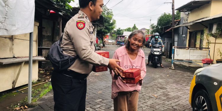 Semarakkan Bulan Ramadhan Polisi di Sidoarjo Berbagi Takjil