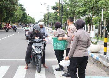 Polres Jombang Bagi Takjil Ke Pengendara Sembari Sosialisasikan Keselamatan Lalulintas