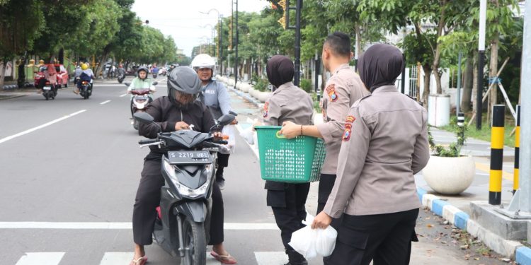 Polres Jombang Bagi Takjil Ke Pengendara Sembari Sosialisasikan Keselamatan Lalulintas