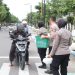 Polres Jombang Bagi Takjil Ke Pengendara Sembari Sosialisasikan Keselamatan Lalulintas
