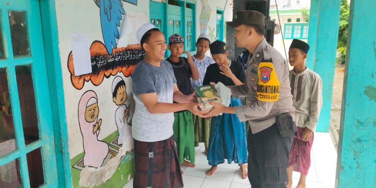 Sambut Ramadhan, Polres Pamekasan Berbagi Al-Qur’an untuk Ponpes dan Tempat Ibadah