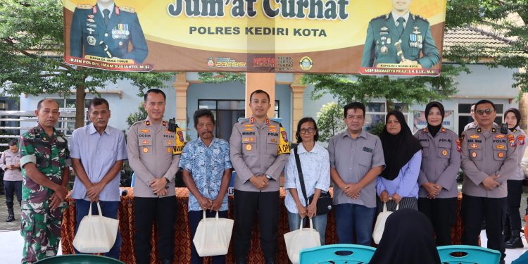 Jumat Curhat, Polres Kediri Kota Gelar Bakti Kesehatan dan Bakti Sosial