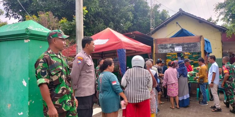 Kapolsek Ngasem Monitoring Gerakan Pangan Murah di Balai Desa Toyoresmi
