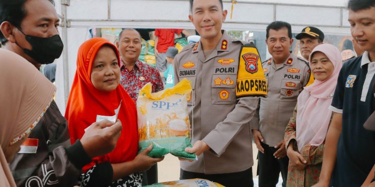 Polres Jombang Lakukan Jumat Curhat dengan Menggelar Gerakan Pangan Murah