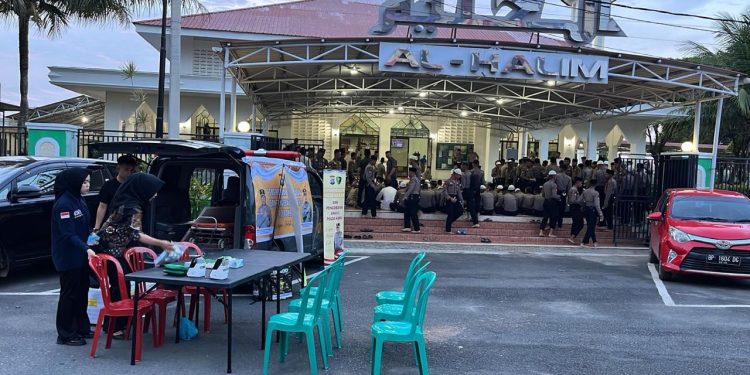 BIDOKKES POLDA KEPRI BERIKAN PELAYANAN KESEHATAN GRATIS KELILING SELAMA RAMADAN 1445 H