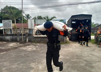 SAR Satbrimob Kalbar Sigap Dan Tanggap Ikut Distribusikan Bantuan Banjir