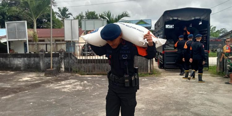 SAR Satbrimob Kalbar Sigap Dan Tanggap Ikut Distribusikan Bantuan Banjir