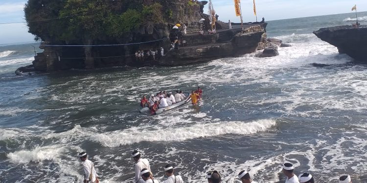 Upacara Pesineban Pujawali Menjadi Momentum Menarik Wisatawan Di Tanah Lot