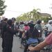 Satbrimob Kalbar Bagikan Takjil Depan Mako Kepada Pengunaan Jalan