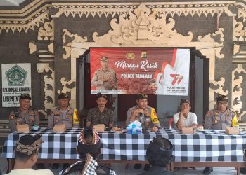 Kapolres Tabanan Door To Door Dalam Giat Minggu Kasih