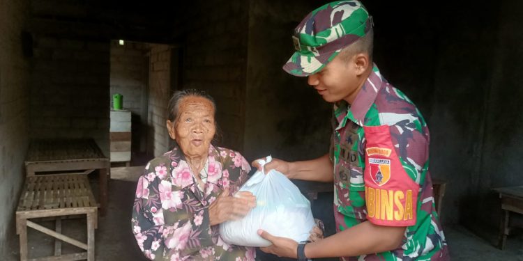 Aksi Serda Hendra Seorang Babinsa Peduli Warga