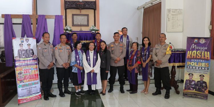 Polres Jombang Gelar Minggu Kasih di Gereja Kristen Jawi Wetan Bongsorejo Jombang