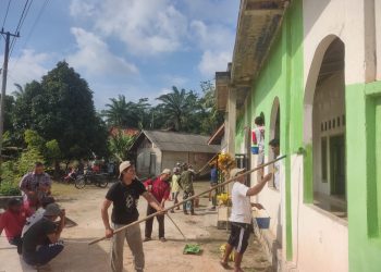 Satgas TMMD Kodim 0426/Tuba Berkolaborasi Dengan Warga Setempat Untuk Melakukan Perehaban Masjid.