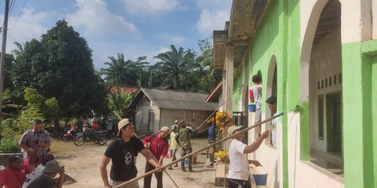 Satgas TMMD Kodim 0426/Tuba Berkolaborasi Dengan Warga Setempat Untuk Melakukan Perehaban Masjid.